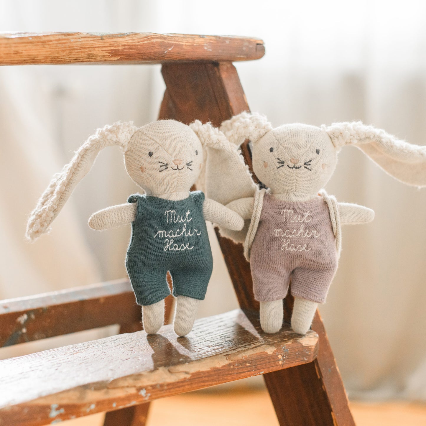 Mutmacher-Hase mit Anzug flieder und Rucksack