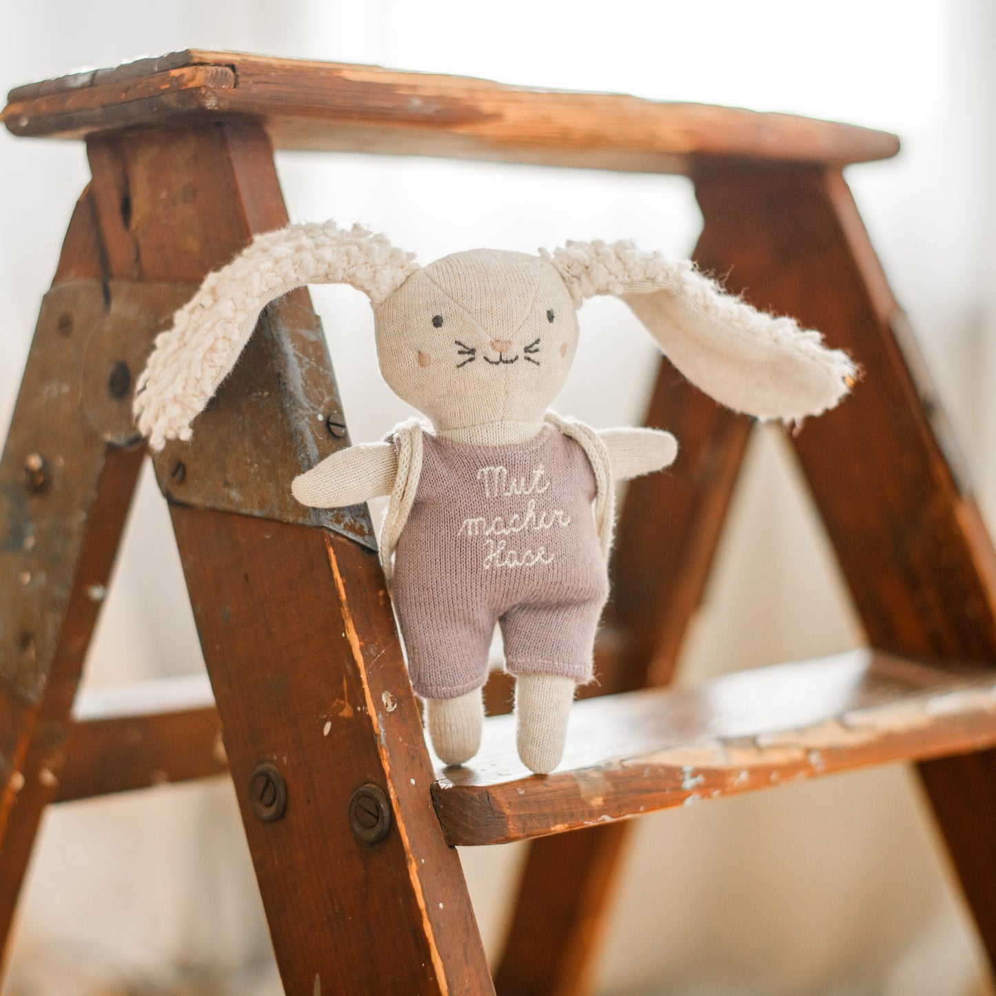Mutmacher-Hase mit Anzug flieder und Rucksack