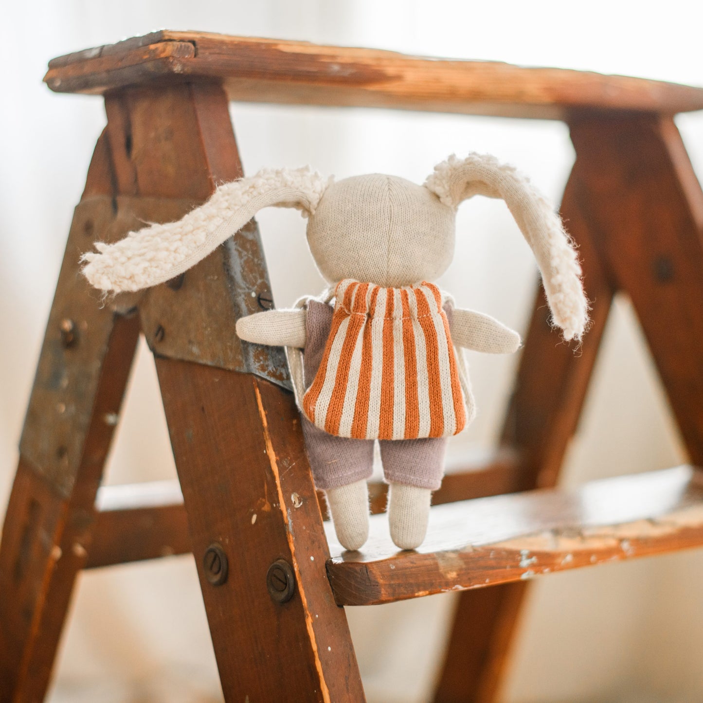 Mutmacher-Hase mit Anzug flieder und Rucksack