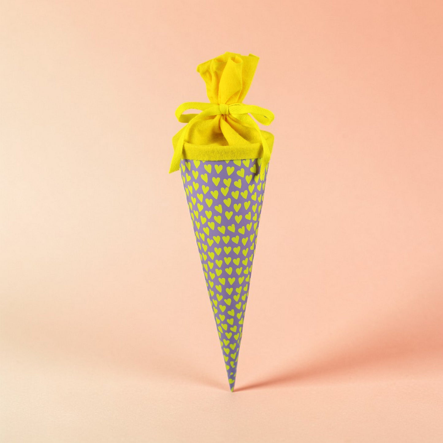 Schultüte mit Herzen, flieder/neongelb, 35 cm