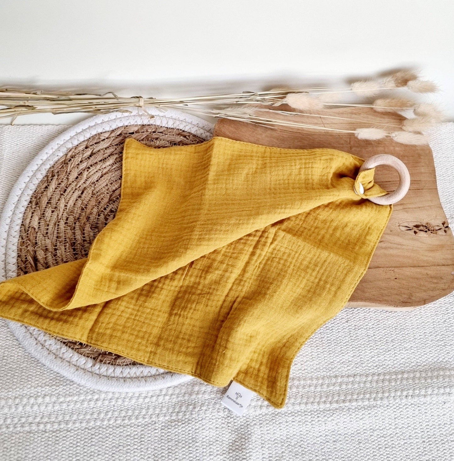 Kuscheltuch mit Beißring aus Buchenholz - Ockergelb