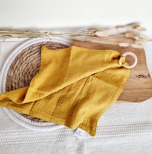 Kuscheltuch mit Beißring aus Buchenholz - Ockergelb