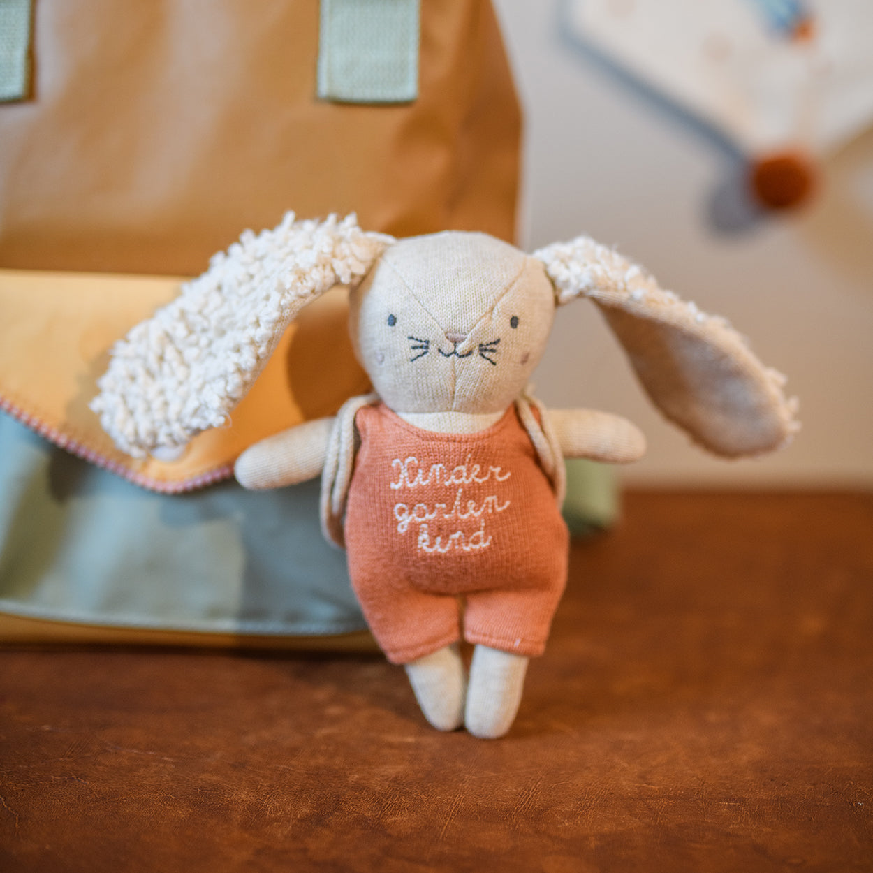 Hase „Kindergartenkind“ mit Rucksack und lachsfarbenem Anzug