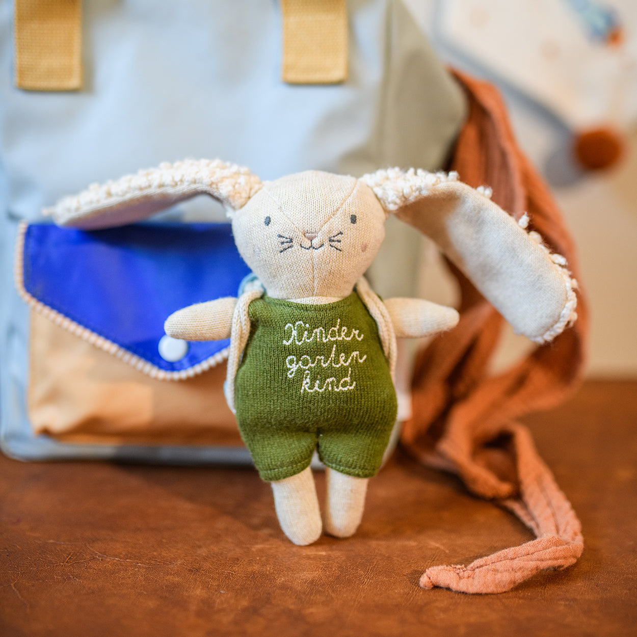 Hase „Kindergartenkind“ mit Rucksack, oliv