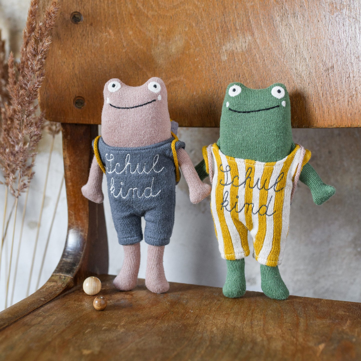 Frosch „Schulkind“ mit Schulranzen und Anzug in gelb/creme