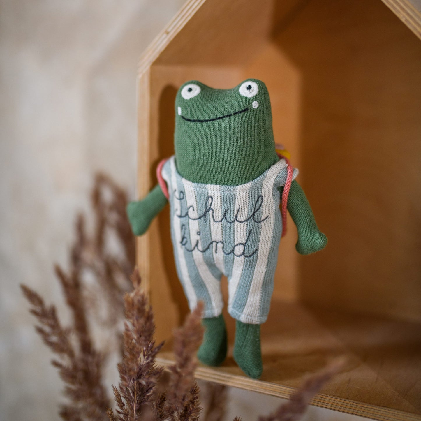 Frosch „Schulkind“ mit Schulranzen und Anzug in blau/creme