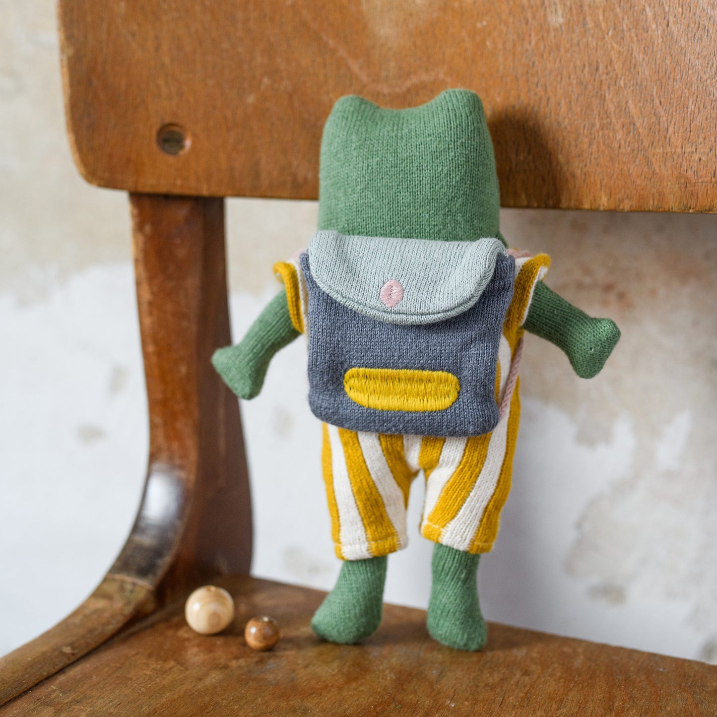 Frosch „Schulkind“ mit Schulranzen und Anzug in gelb/creme