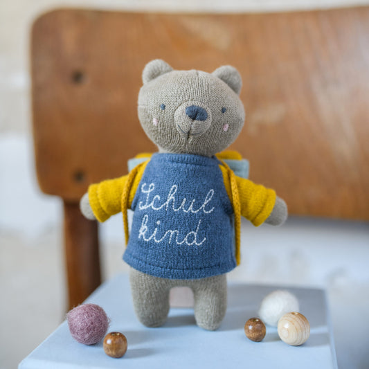 Bär „Schulkind“ mit Schulranzen und Shirt in blau/gelb