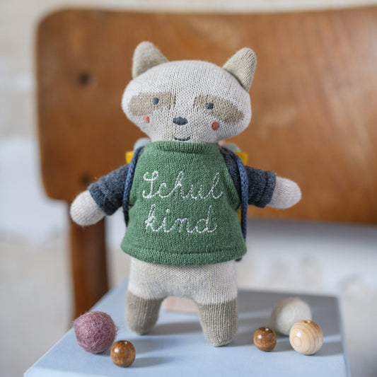 Waschbär „Schulkind“ mit Schulranzen und Shirt in grün/blau