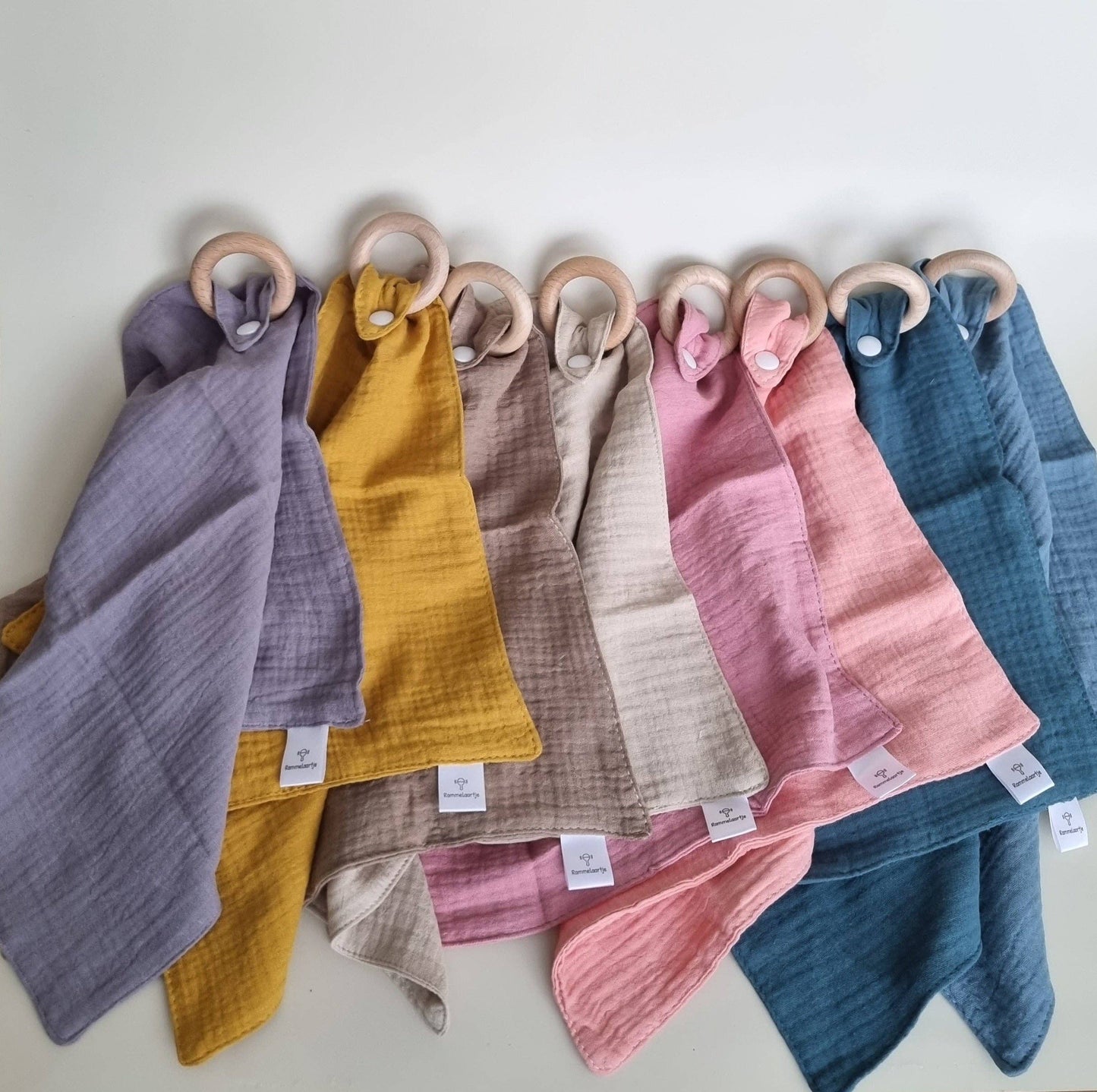 Kuscheltuch mit Beißring aus Buchenholz - Ockergelb