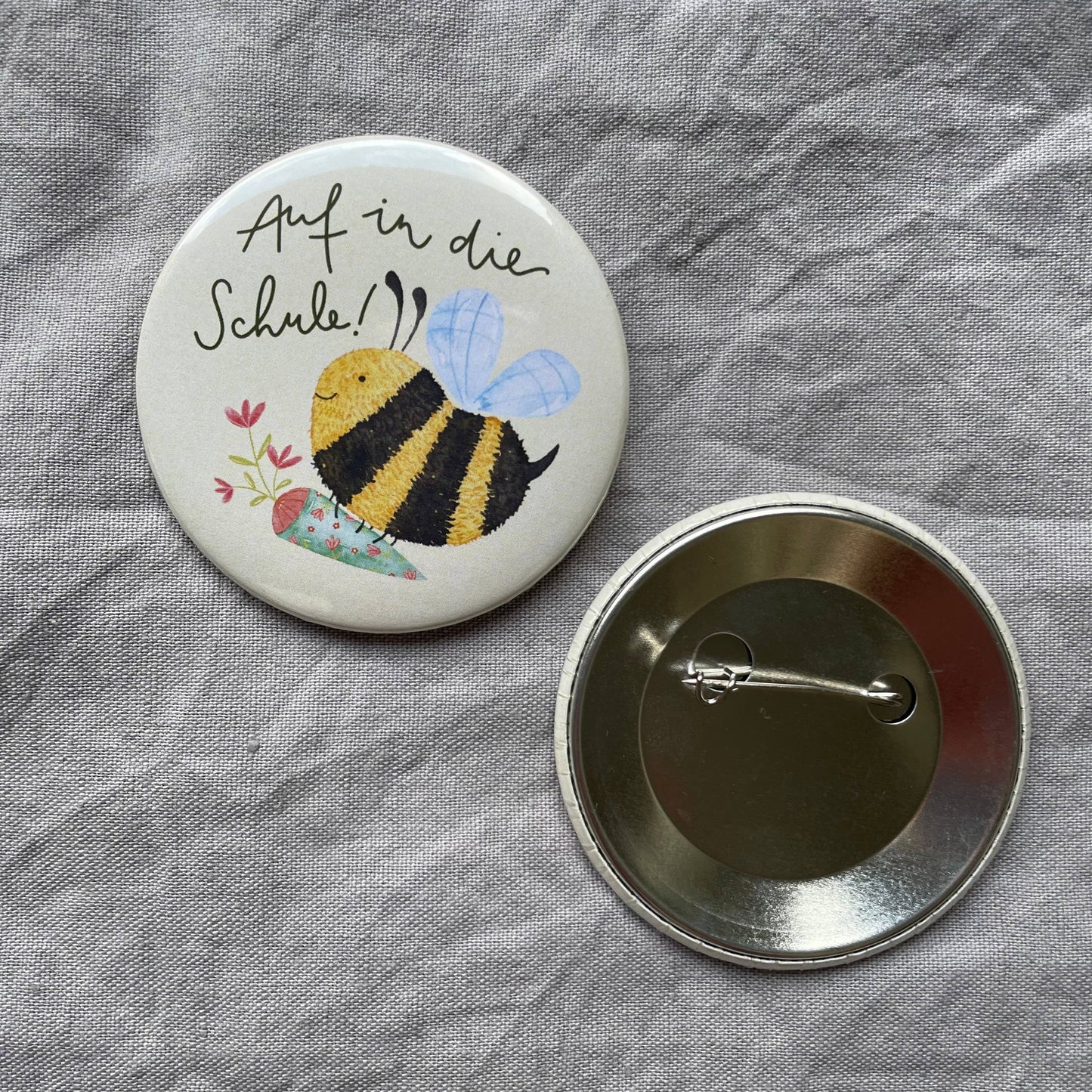Button "Auf in die Schule" Biene